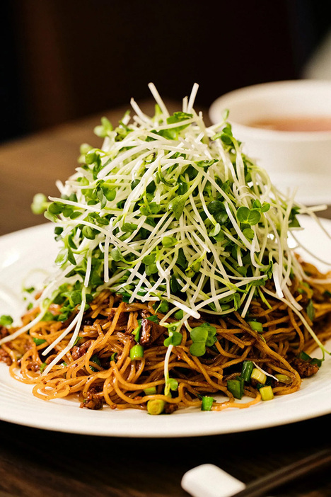 汁なし辣醤麺¥1,300　スープ付き。足立区の保木間にある製麺所『享屋』の細麺を使用。香港麺のようなプリッとした食感。