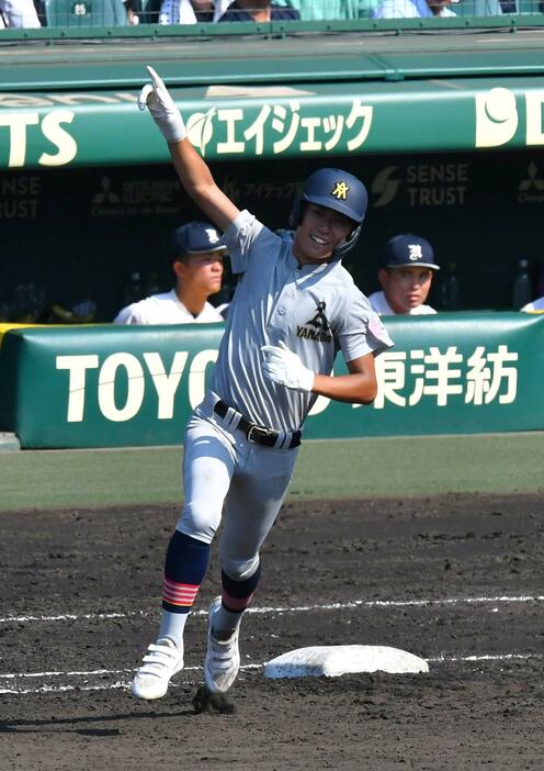 　４回、左越え本塁打を放ち高々と手を上げる青森山田・佐藤洸史郎（撮影・持木克友）