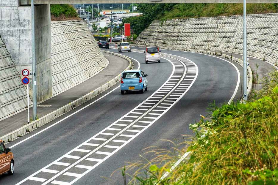 ほとんどの道路には中央線が引かれているが、破線か実線か、白線か黄色線かでルールがそれぞれ異なる。不安な人は今一度ご確認を。