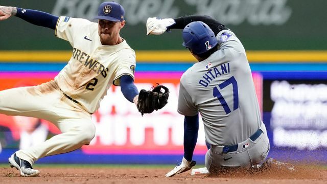 34個目の盗塁に成功した大谷翔平選手(写真：AP/アフロ)