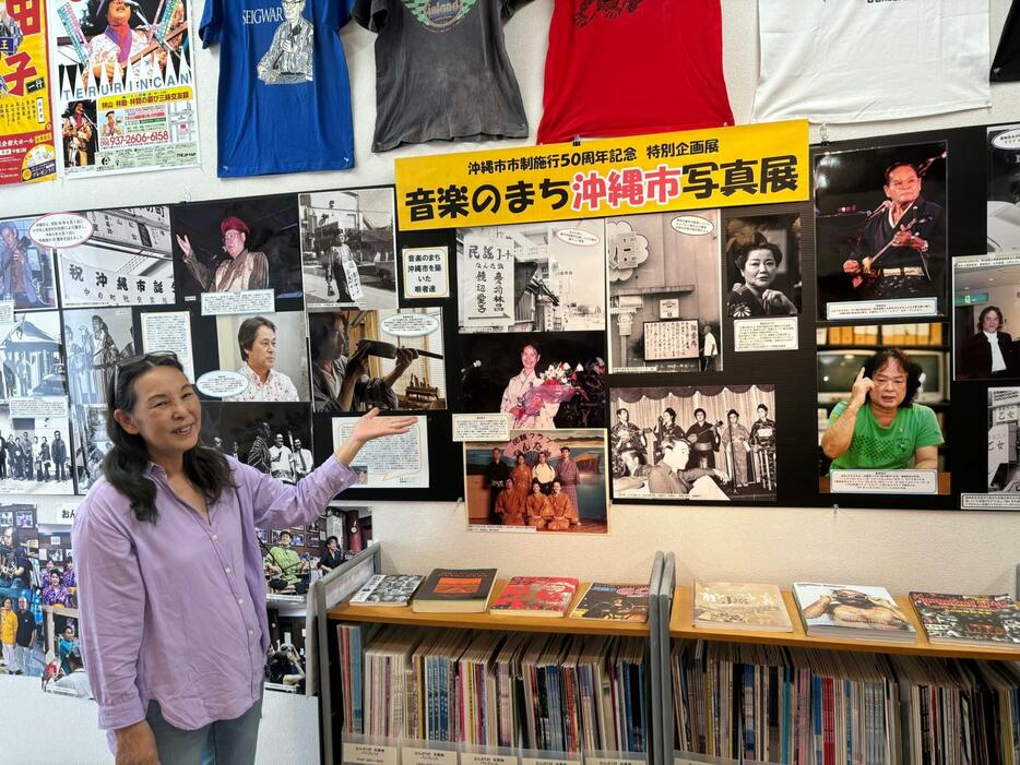 音楽の街の歴史と文化を参観者に解説するスタッフの砂川さん＝２日、沖縄市のおんがく村