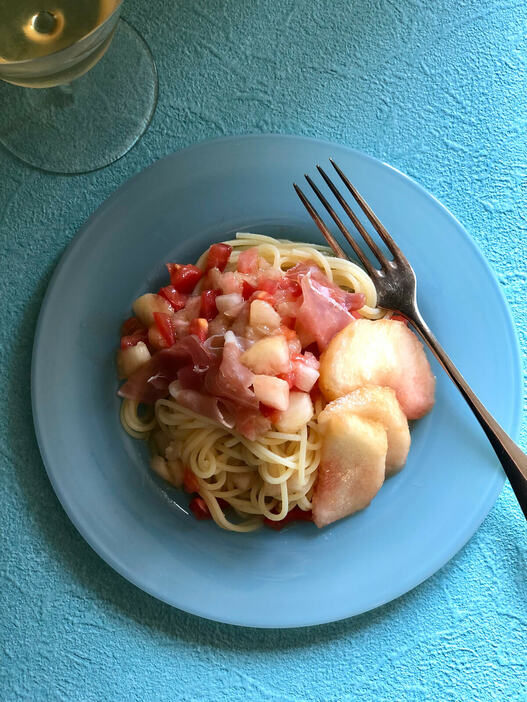 桃とトマトの冷たいスパゲッティ。