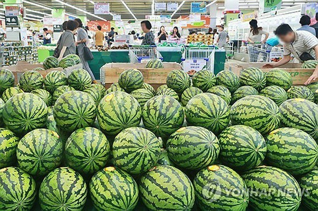 ソウル市内の大型スーパーの食品売り場＝（聯合ニュース）