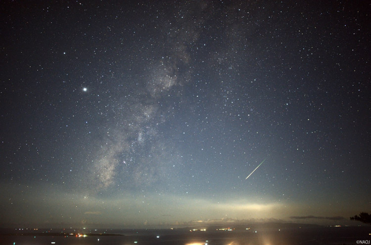 天の川を横目に、輝くペルセウス座流星群（やや右下の光跡）＝2020年8月、沖縄県石垣市（国立天文台提供）