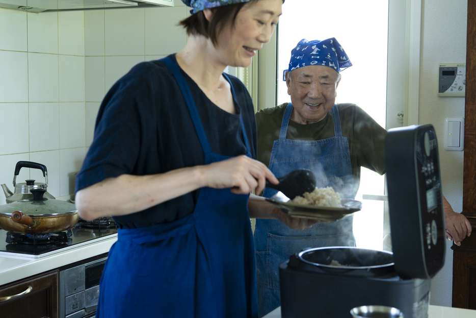 血糖値が高めのまさるさんのために、小林家の食事に取り入れるようになったもち麦ご飯。プチプチ食感がアクセントになってカレーとの相性も抜群