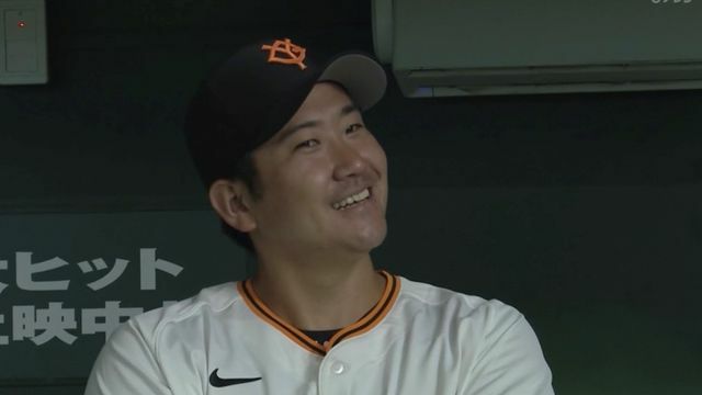 大城卓三選手の言葉に首をかしげる菅野智之投手(画像:日テレジータス)