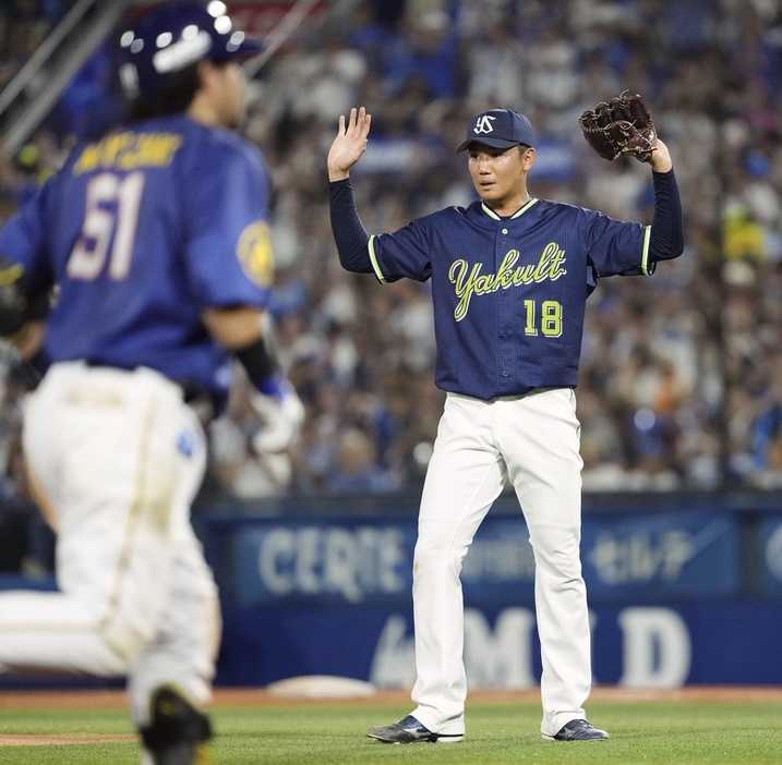 11日のDeNA戦で宮崎（左）に同点3ランを浴びたヤクルトの奥川＝横浜