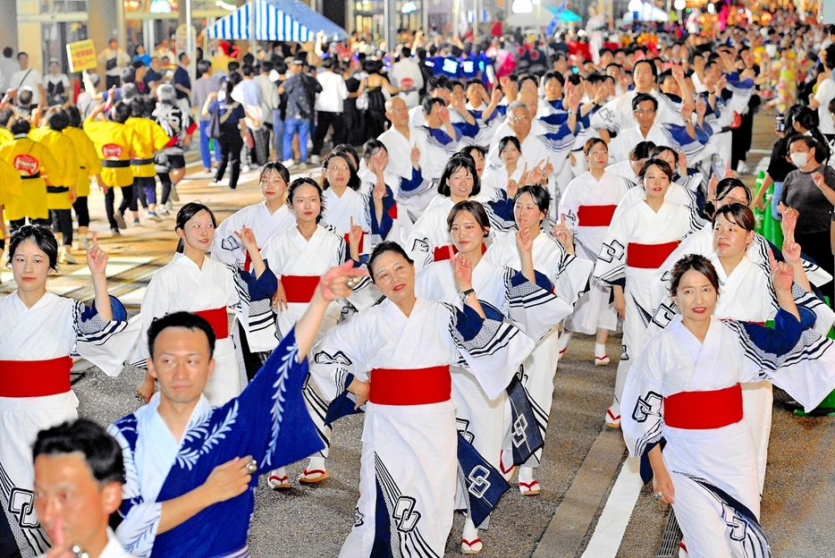 浴衣や法被姿の踊り手たちが真夏の夜の県都を盛り上げた福井フェニックスまつり民謡大会＝8月24日、福井県福井市中央1丁目