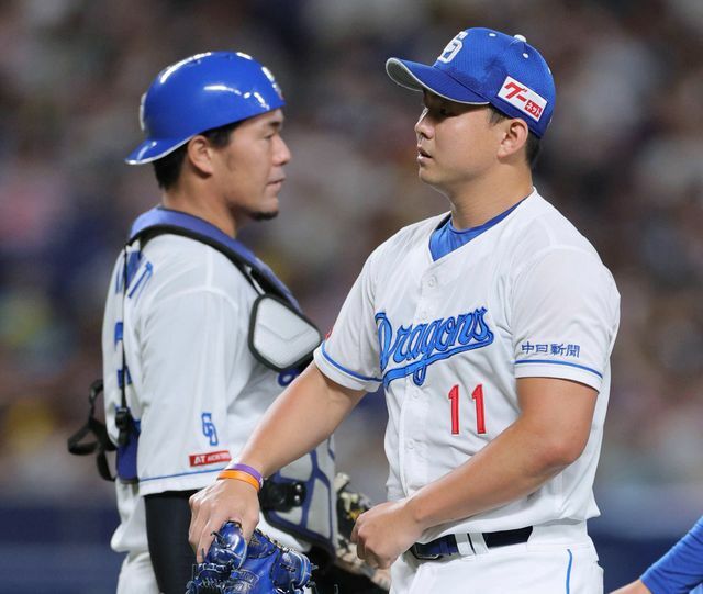 左肘に打球が当たり1回で降板した中日の小笠原慎之介投手(写真：時事)