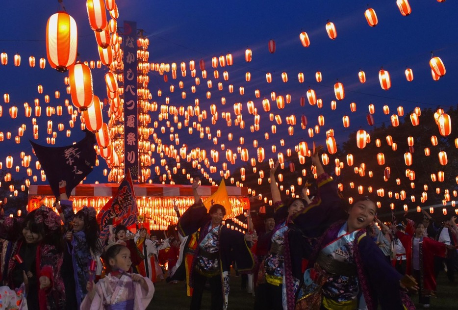 大きなちょうちんのやぐらの下でよさこい踊りなどが行われて始まった「なかしべつ夏まつり」