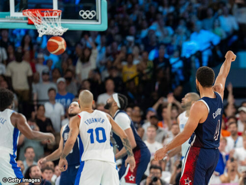 パリ五輪決勝で3Pを決めたアメリカ代表のカリー［写真］＝Getty Images