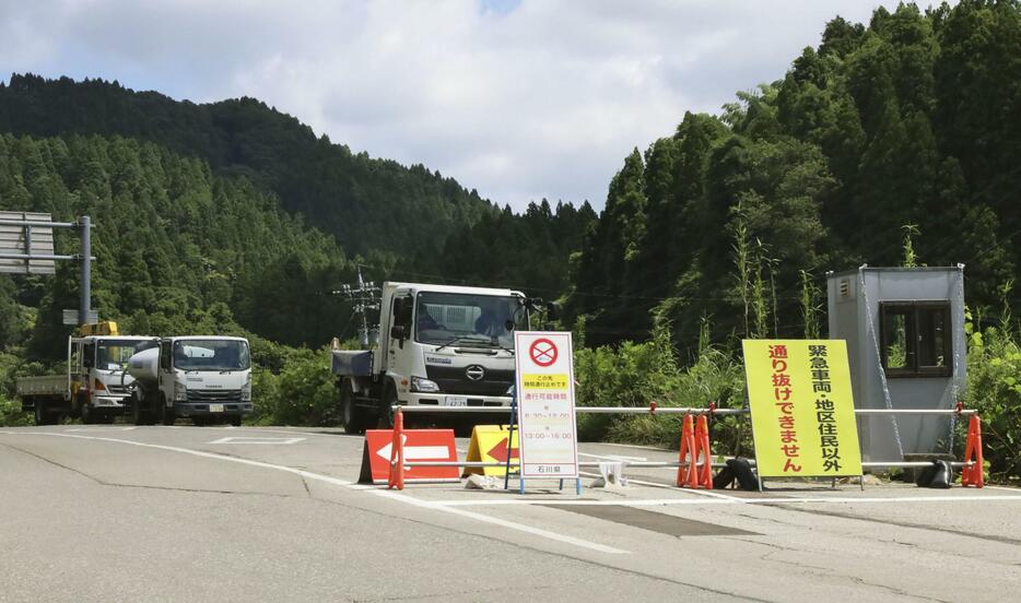 通行止めが続く、石川県輪島市門前町浦上地区の国道＝1日午前