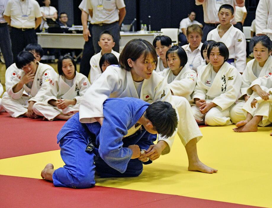 柔道教室で指導する女子63キロ級の高市未来（中央）＝25日、横浜武道館