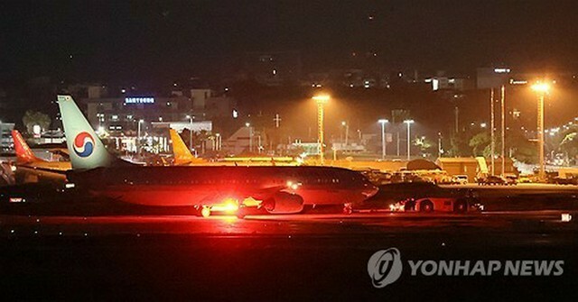 済州空港の滑走路で立ち往生した大韓航空機＝26日、済州（聯合ニュース）