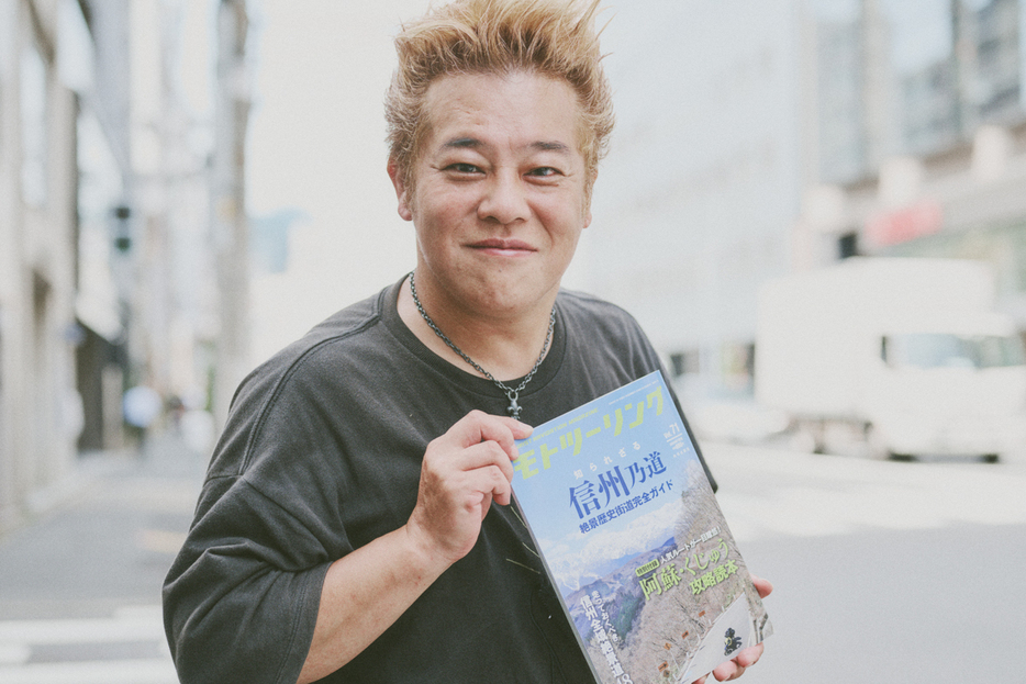 『モトツーリング』の神田英俊編集長。バイク好きに愛読されているのかと思いきや、多くの歴史愛好家やオカルト好きからも評価の高い異色の雑誌だ。