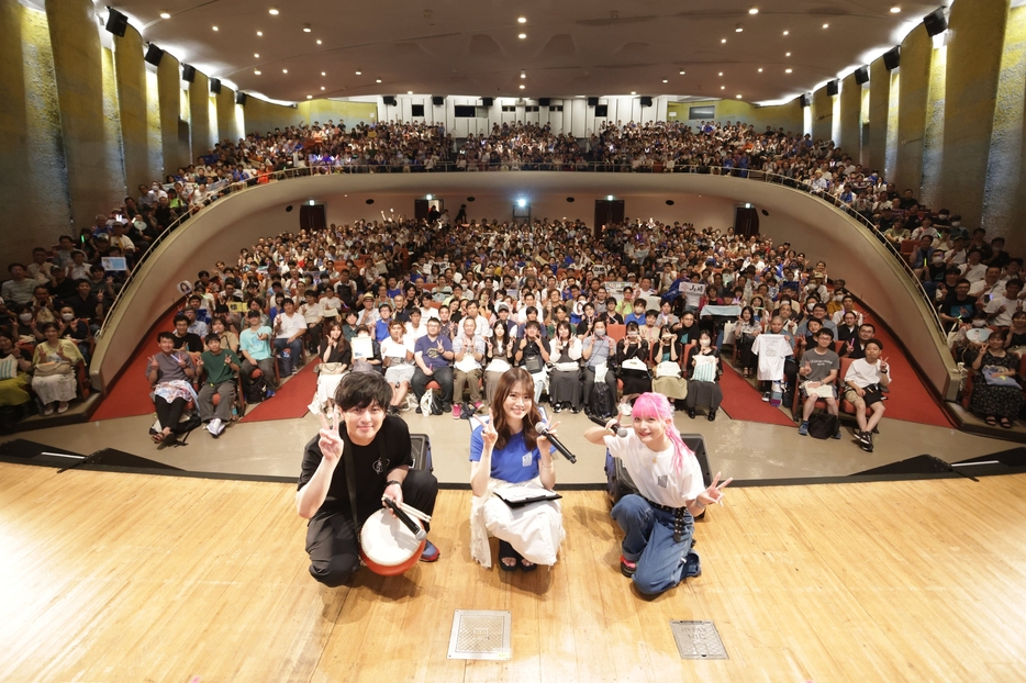 番組イベント「ダレハナ夏祭り」の様子（左から：遠山大輔さん、山崎怜奈、アンジェリーナ1/3さん）