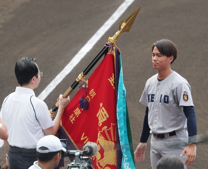 昨夏の優勝校・慶應義塾高の主将・加藤が深紅の大優勝旗を返還した[写真＝牛島寿人]