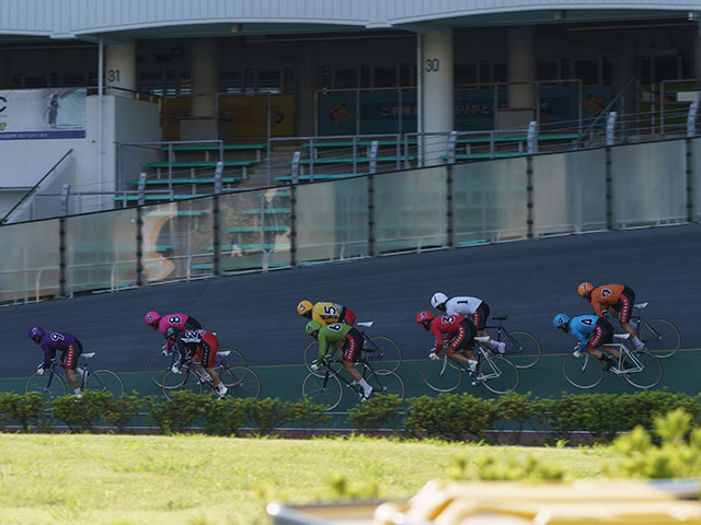 青板2コーナー付近。南関東の先頭を走る⑧新村穣(ピンク)が、勢いよく上がっていく(写真提供：チャリ・ロト)