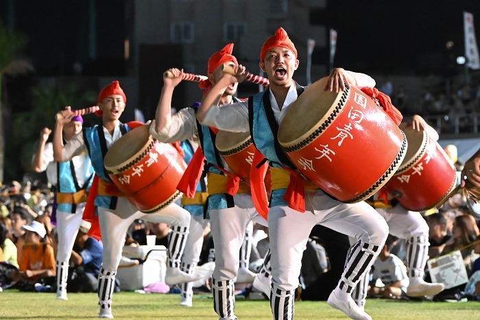 昨年の全島エイサーで力強いバチさばきを披露する園田青年会2023年9月10日、沖縄市のコザ運動公園陸上競技場