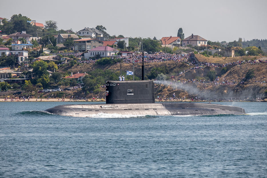 ロシア海軍黒海艦隊のキロ級潜水艦「ロストフ・ナ・ドヌー」。2019年7月、ウクライナ南部クリミアのセバストポリで（Dianov Boris / Shutterstock.com）