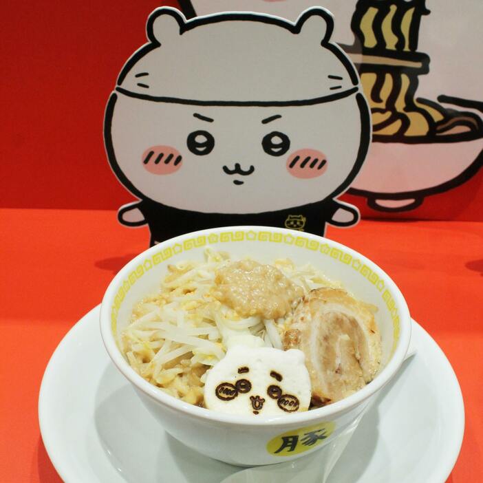 笑顔のちいかわが可愛すぎるはんぺんも♪ 「ラーメン豚ミニ」（C）nagano ／ chiikawa committee