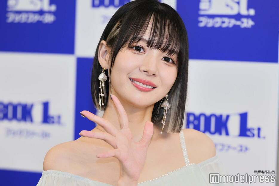 「岡田紗佳写真集 おかぴのぴ」発売記念プレス取材会に出席した岡田紗佳