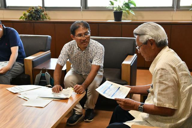 座喜味市長に日本版ライドシェアについて説明する星部長（左）＝14日、市役所