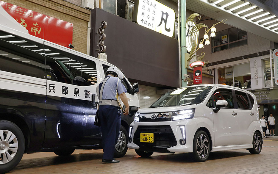 神戸元町商店街で発生した衝突事故現場の実況見分＝19日午後10時10分、神戸市