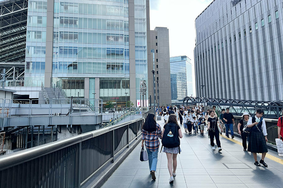 ヨドバシカメラ梅田を横目にずーっとまっすぐ