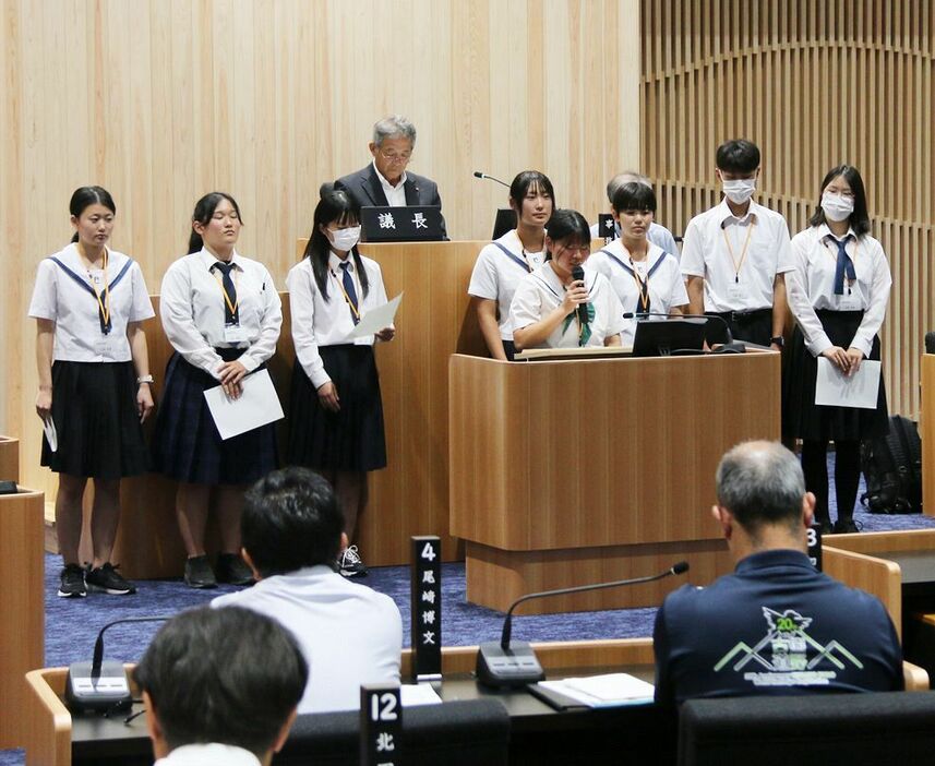 初めて開かれた「高校生議会」で、意見を発表する生徒ら（和歌山県田辺市役所で）