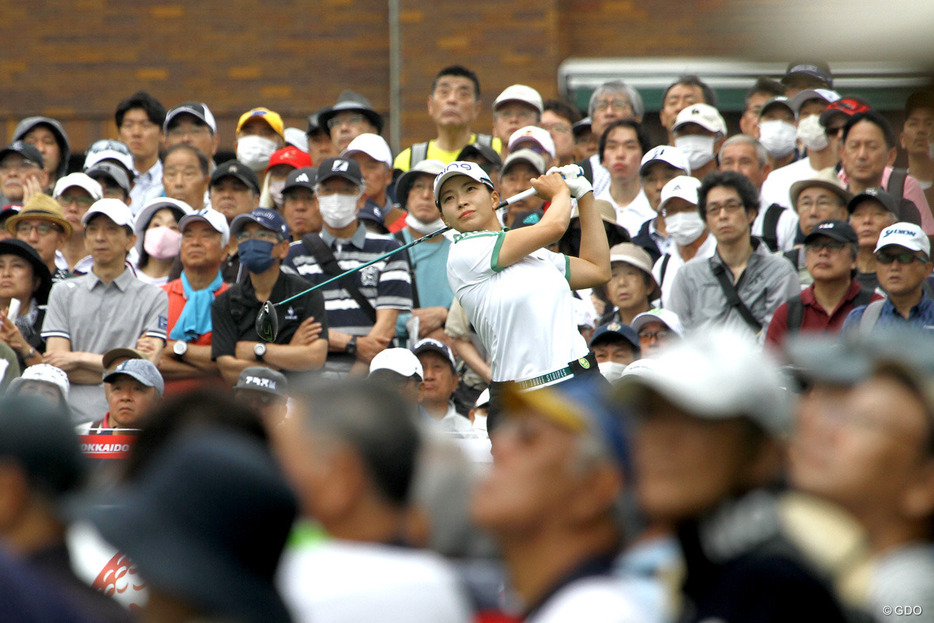 大勢のギャラリーに囲まれて国内ツアー今季初戦をスタート