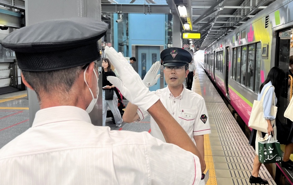 熱中症を防ぐため8月8日から制帽の省略を認めるハピラインふくい＝福井駅