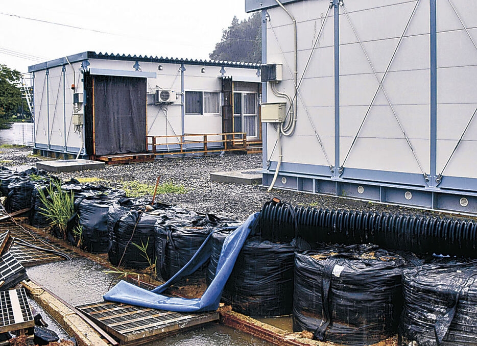 土のうを積み高潮に備える穴水町の仮設住宅