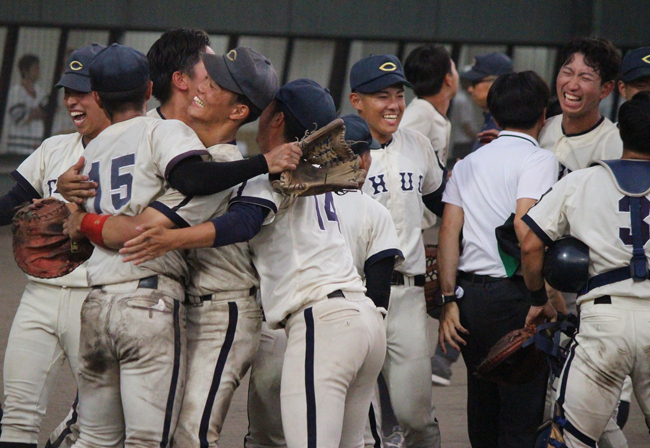 勝利に歓喜する中央大ナイン