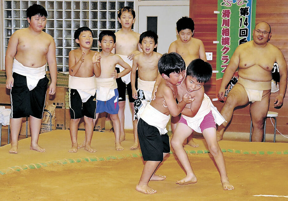 元気よく練習に励む児童＝滑川市総合体育センター