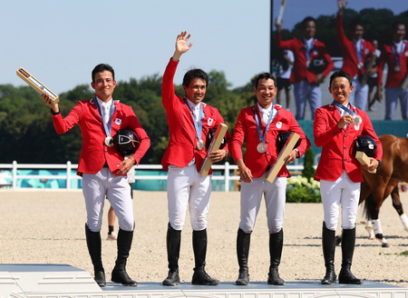 パリ五輪、馬術・総合馬術団体。銅メダルを獲得し、表彰式で喜ぶ日本の（左から）北島隆三、大岩義明、田中利幸、戸本一真（2024年7月29日撮影）。