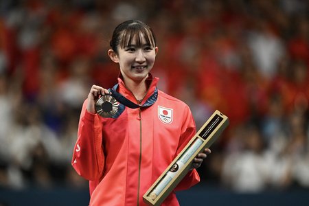 パリ五輪、卓球女子シングルス。表彰式で銅メダルを手にポーズをとる早田ひな（2024年8月3日撮影）。