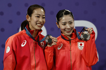 パリ五輪、バドミントン女子ダブルス。表彰式で銅メダルを手にポーズをとる松山奈未（左）/志田千陽組（2024年8月3日撮影）。