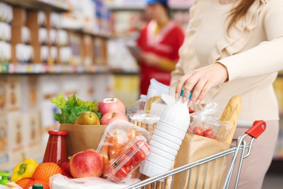 ママ友が「食材は週末にまとめ買いしてるの」と言っていました。1週間に1回食材をまとめ買いするのと週2、3回に分けて買うのとでは何が変わるのでしょうか？