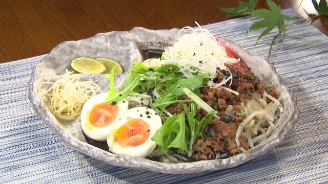 練りゴマと挽肉をふんだんにつかった“四日市まぜめん”