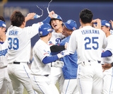 7月7日の広島戦[バンテリン]では人生初のサヨナラ打[写真中央が板山]。前日は6年ぶりのプロ2号となる移籍後初本塁打と連日の大活躍だった[写真=高塩隆]