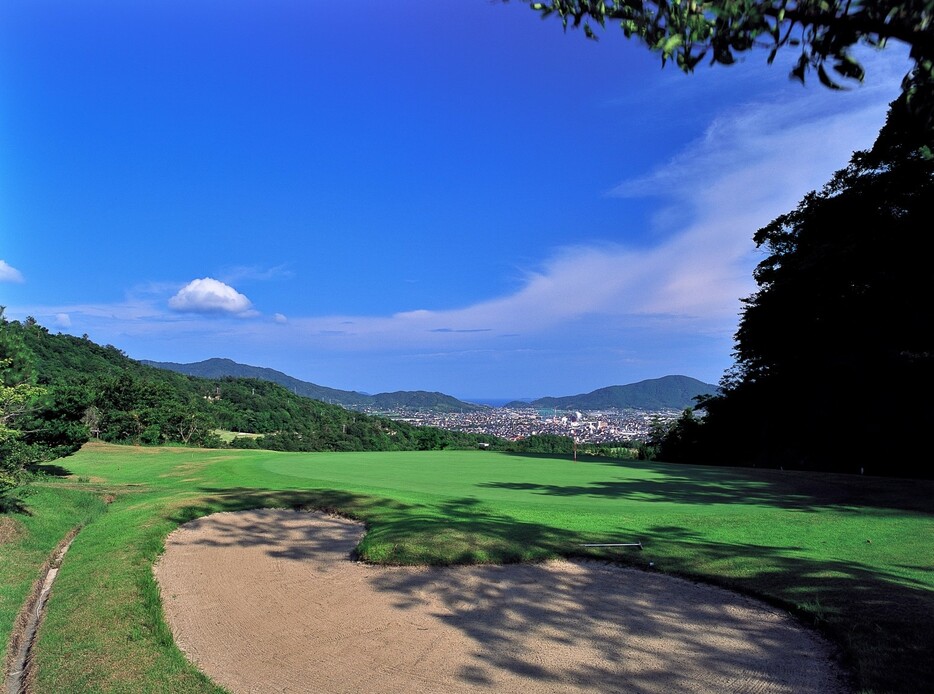 ●住所／山口県防府市多々良1-15 -1●コースプロフィール／18H・6081Y・P72●開場／1952年 ●設計／井上誠一(写真は6番ホール・128Y・P3)