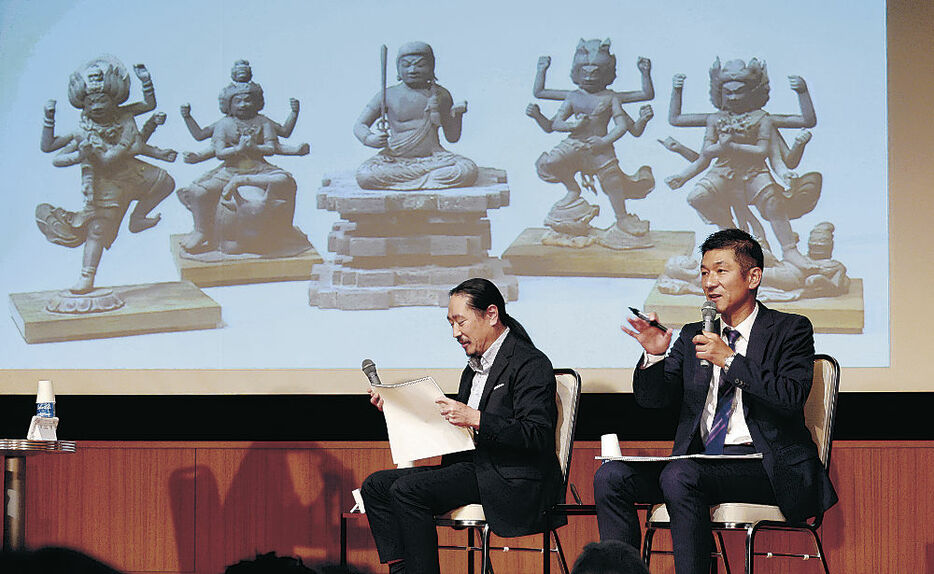 「五大明王像」をお題に仏教大喜利を繰り広げる笑い飯の（右から）哲夫さん、西田さん＝金沢市の石川県立美術館