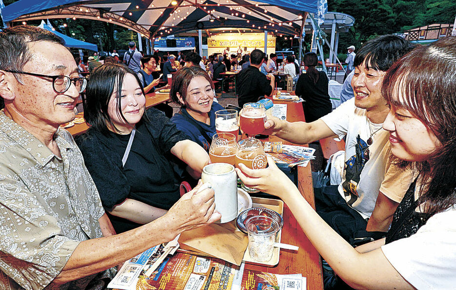 ドイツビールを味わう来場者＝いしかわ四高記念公園