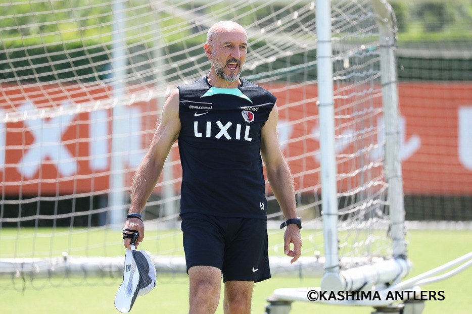 鹿島アントラーズのトレーニングを行なうランコ・ポポヴィッチ監督（写真◎KASHIMA ANTLERS）