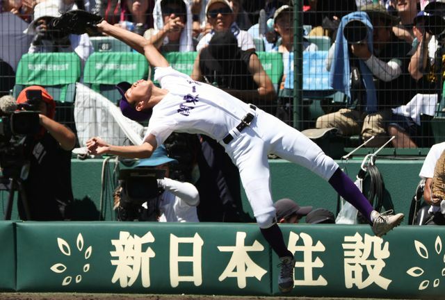 ファウルフライに好捕を見せた関東第一の越後駿祐選手(写真：時事)