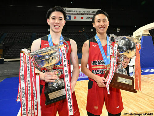 東山をリードするW杯キャプテン、瀬川琉久（左）と松島慎弥 [写真]＝佐々木啓次