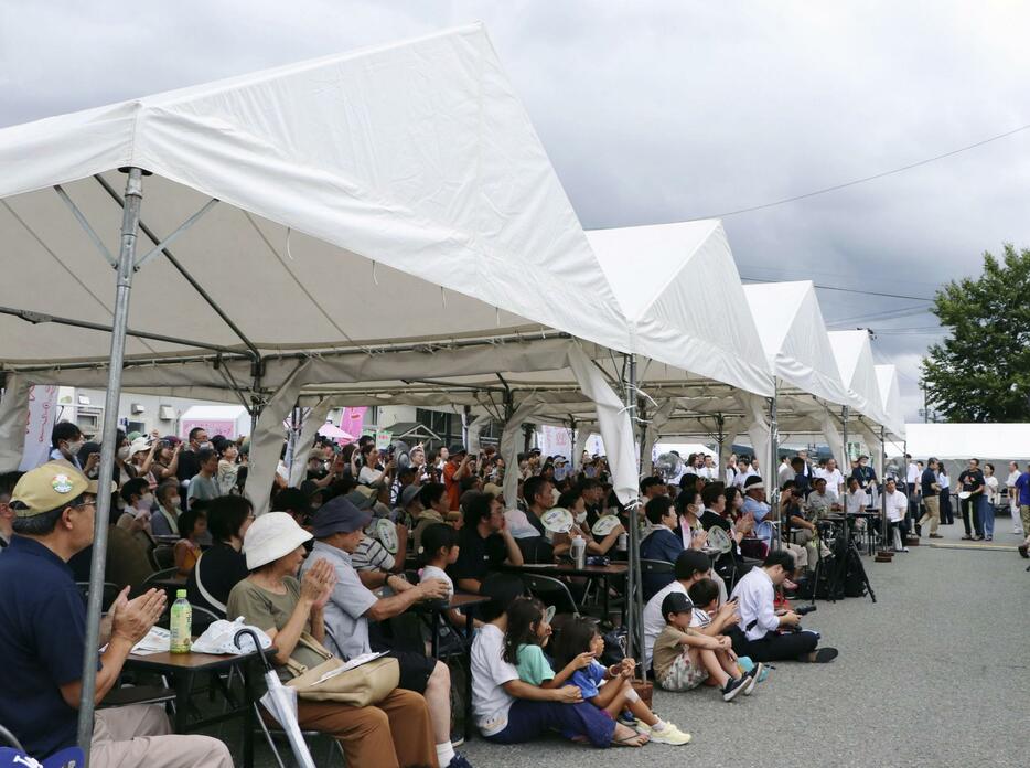 山形県小国町で開かれた「米坂線復活絆まつり」に集まった沿線住民ら＝31日午後