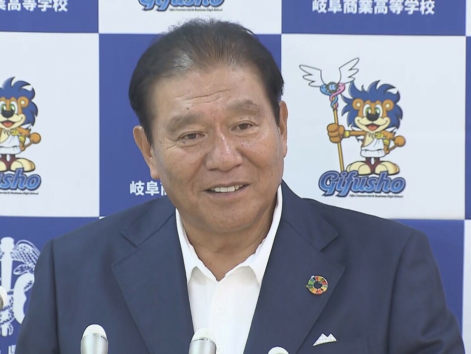 記者会見する県立岐阜商業の鍛治舎巧監督 2024年8月28日