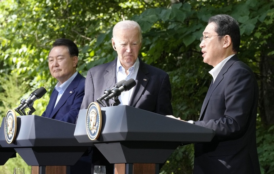 昨年8月、日米韓首脳会談を終え、共同記者会見する（右から）岸田首相、バイデン米大統領、韓国の尹錫悦大統領＝米ワシントン近郊・キャンプデービッド（共同）